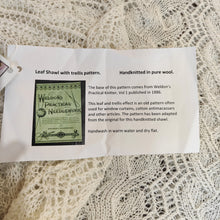 Load image into Gallery viewer, Leaf shawl with trellis pattern - Gaye Becis