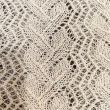 Load image into Gallery viewer, Leaf shawl with trellis pattern - Gaye Becis