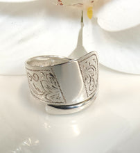 Load image into Gallery viewer, Vintage German Sterling Silver Spiral Spoon Ring