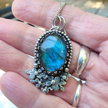 Load image into Gallery viewer, Labradorite and silver pendant