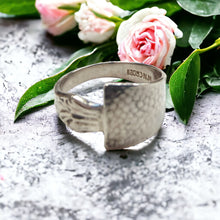 Load image into Gallery viewer, Vintage Norwegian Silver Spoon Ring - size S