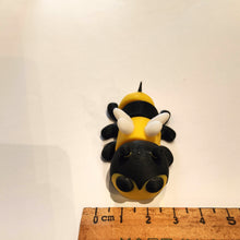 Load image into Gallery viewer, Mini articulated 3D printed Bee