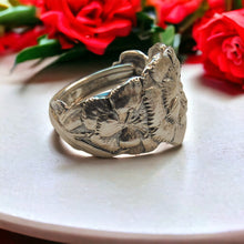 Load image into Gallery viewer, Vintage Sterling Silver Floral Spoon Ring (1915-1930) - size P