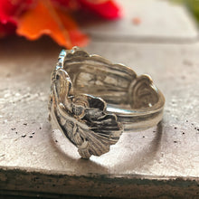 Load image into Gallery viewer, Vintage Sterling Silver Floral Spoon Ring (1915-1930) - size P