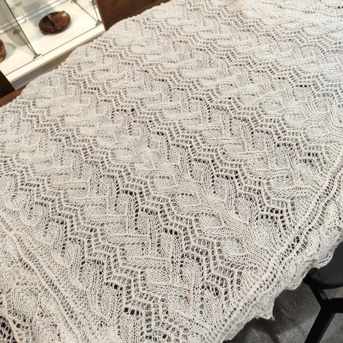 Leaf shawl with trellis pattern - Gaye Becis