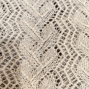 Leaf shawl with trellis pattern - Gaye Becis