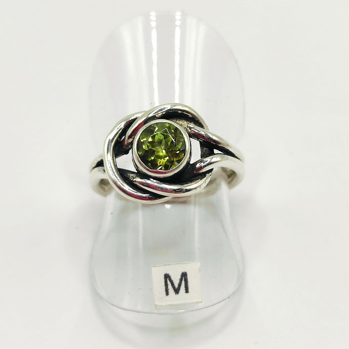 Sterling silver reef knot ring with peridot- size M - Rob Morrison