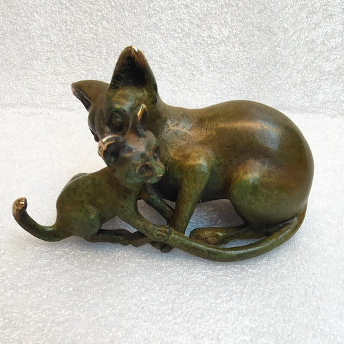 Bronze miniature by Silvio Apponyi - Cat grooming kitten