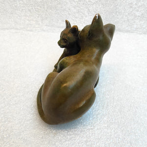 Bronze miniature by Silvio Apponyi - Cat grooming kitten