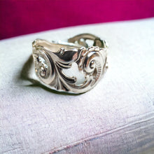 Load image into Gallery viewer, Vintage Nordic Swirl spoon ring