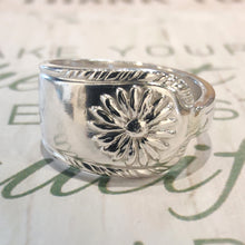 Load image into Gallery viewer, Manchester  Daisy Medallion spoon ring