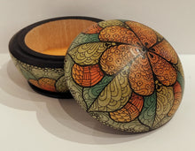 Load image into Gallery viewer, Dome lidded pot - Helen Kuster
